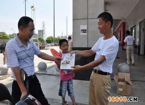 7月3日，一市民從謝軍手上接過密碼防盜鎖試用 記者 蔣小康 攝